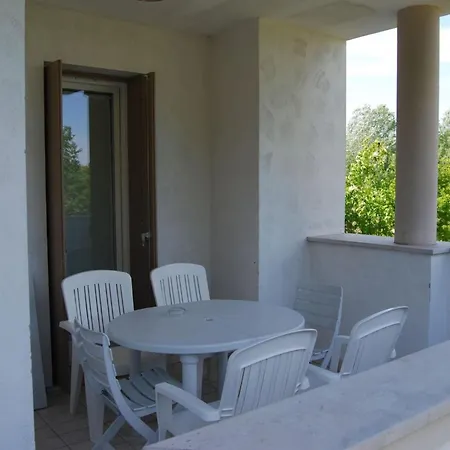 아파트 Homely With Swimming Pool In A Village *